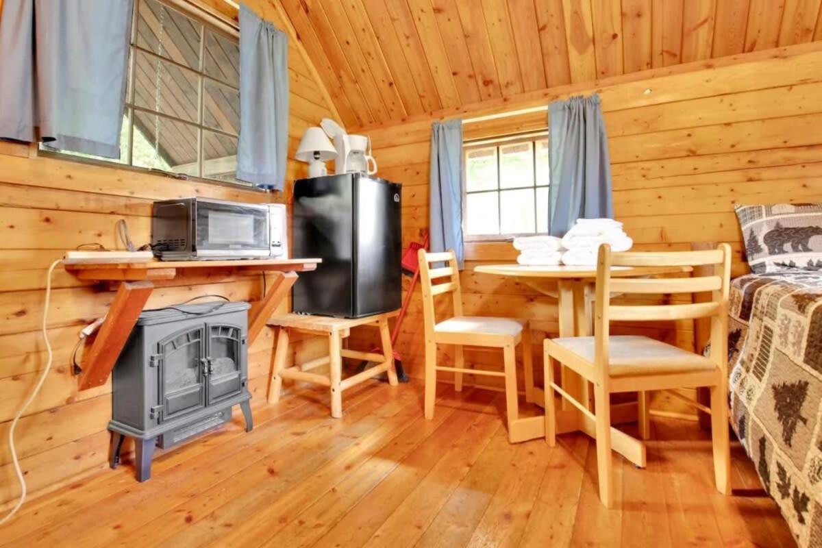 בלומינגטון Rustic Cabin With Pool Access מראה חיצוני תמונה