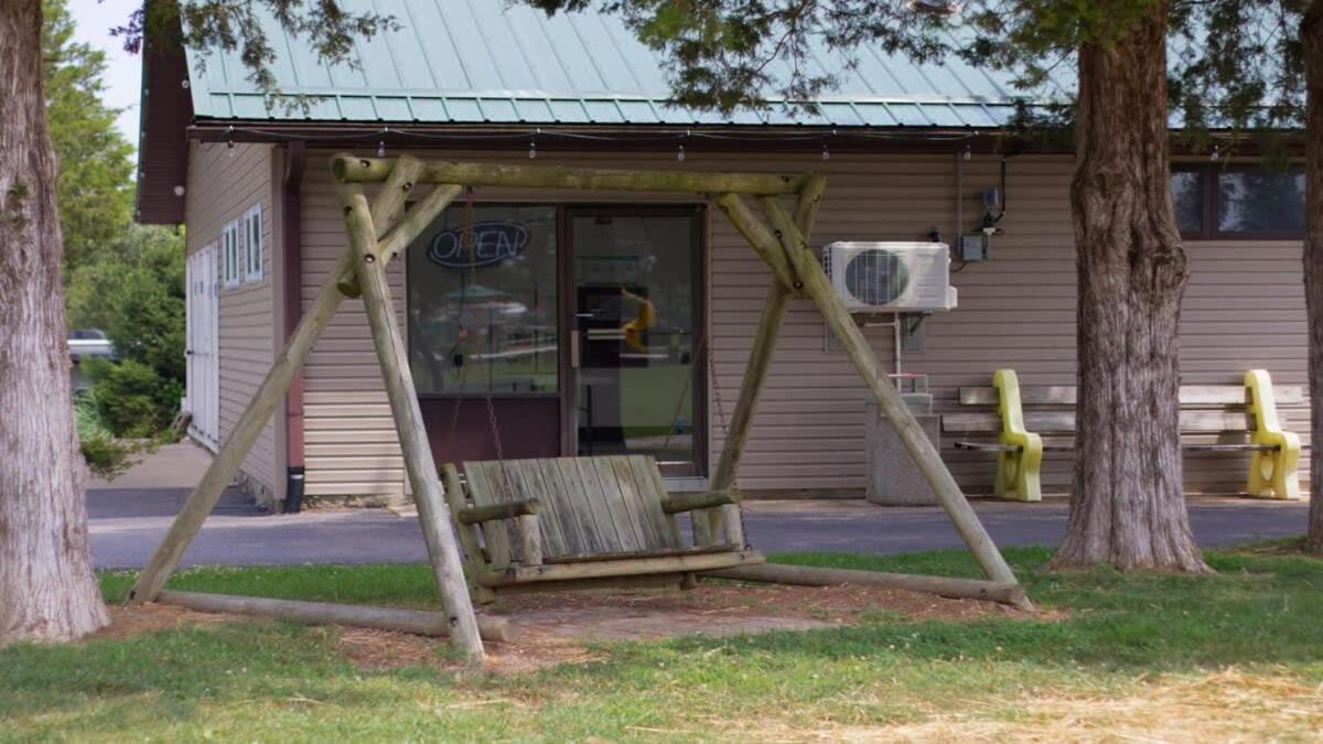בלומינגטון Rustic Cabin With Pool Access מראה חיצוני תמונה
